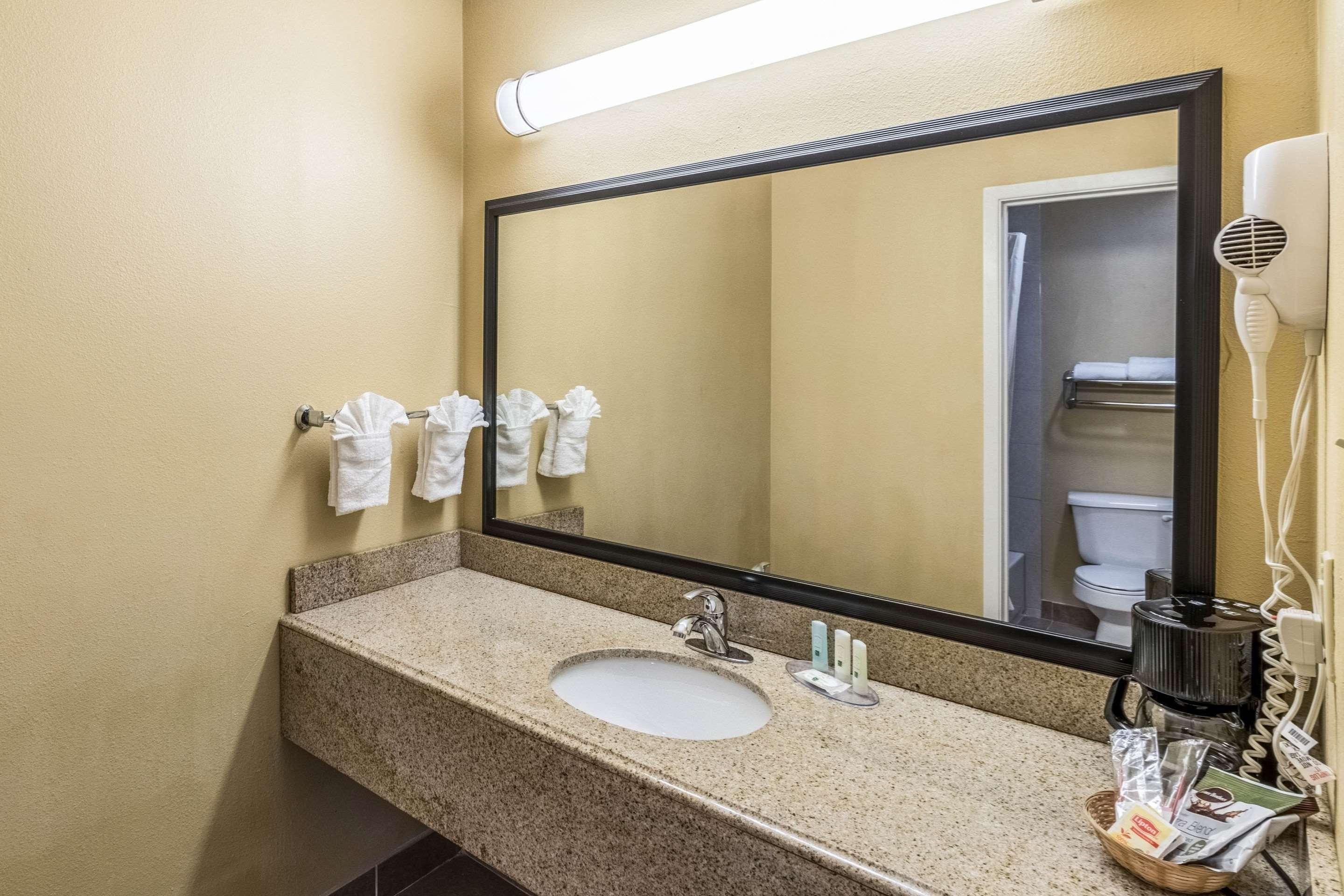 קורסיקנה Quality Inn מראה חיצוני תמונה