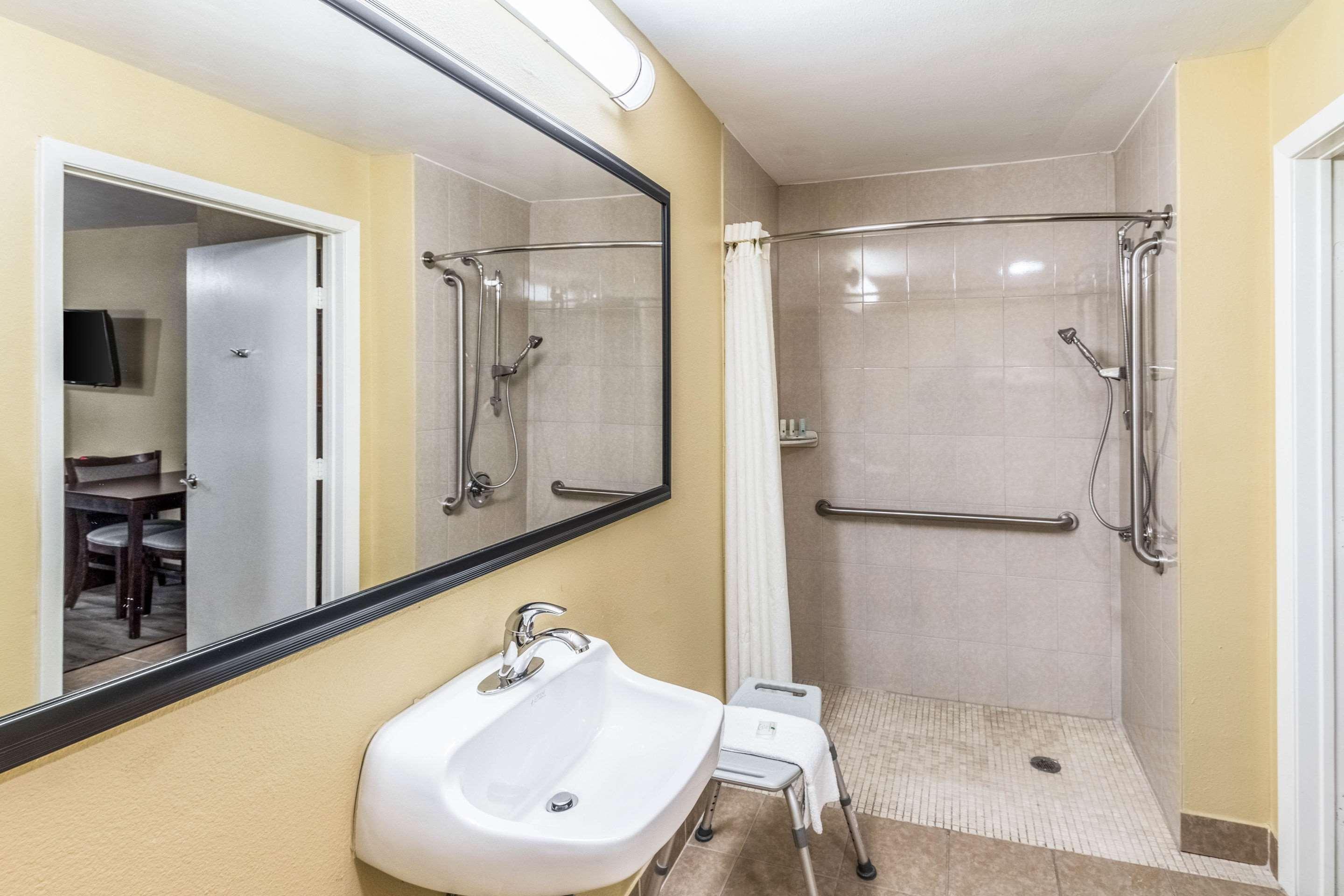 קורסיקנה Quality Inn מראה חיצוני תמונה