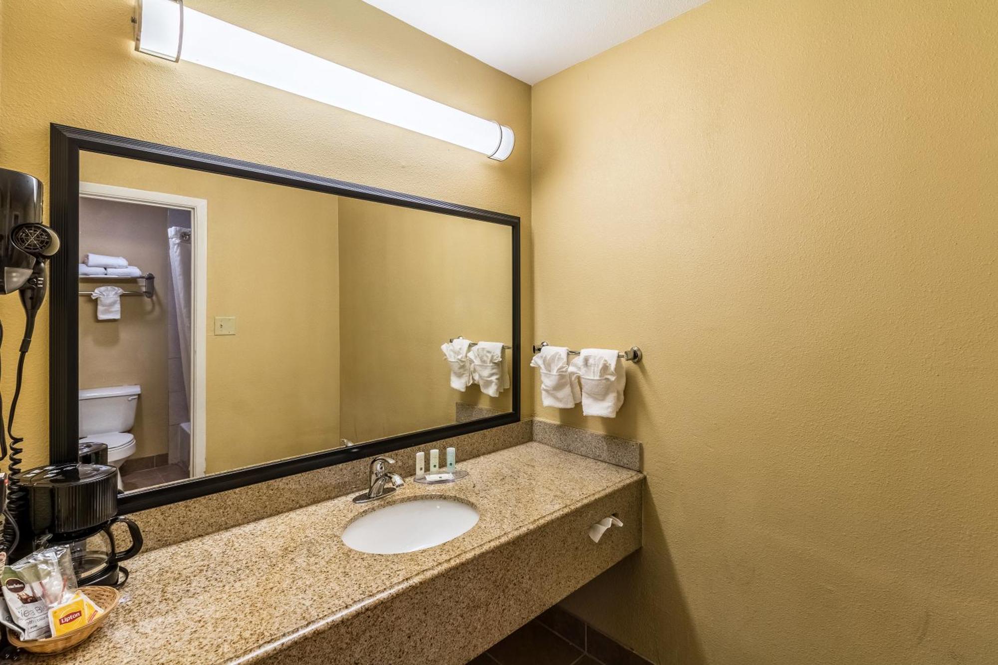 קורסיקנה Quality Inn מראה חיצוני תמונה