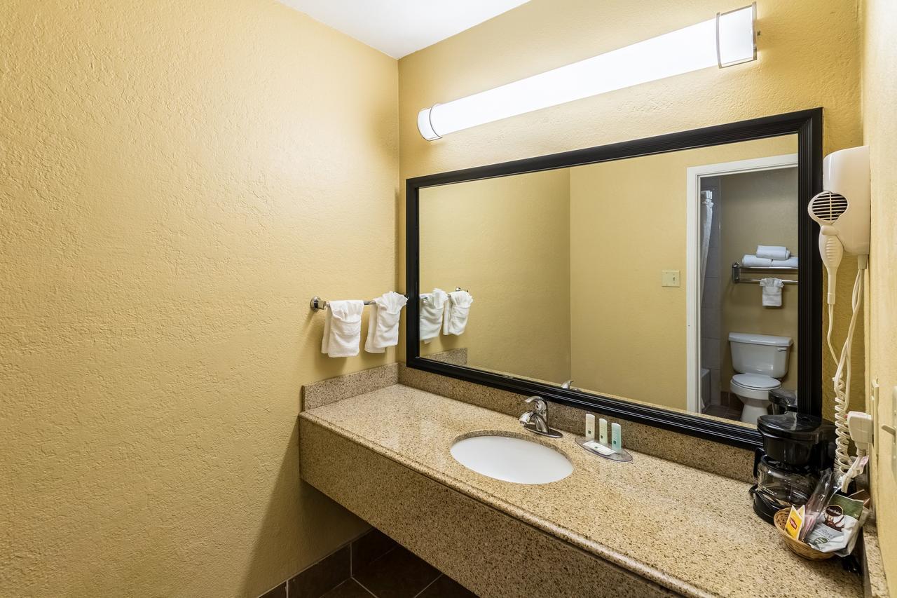 קורסיקנה Quality Inn מראה חיצוני תמונה